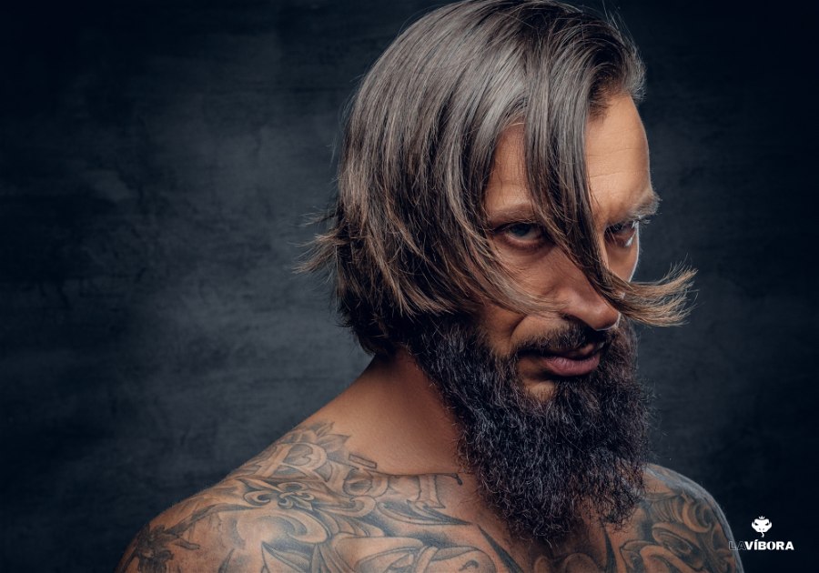 modelo masculino com franja longa cobrindo o rosto